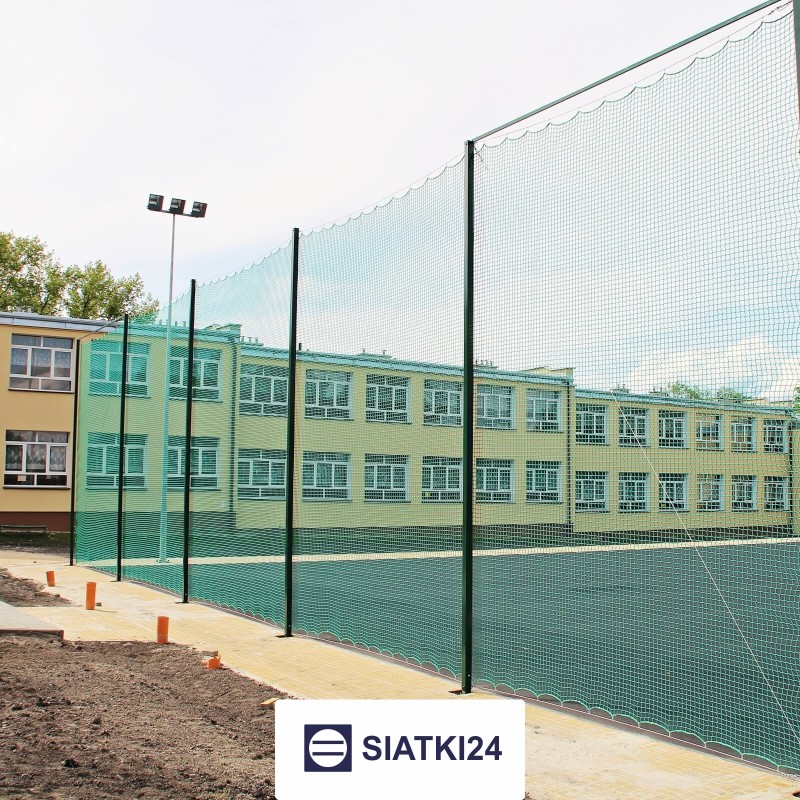 Piłkochwyt 4m - Siatkowy zestaw piłkochwytów, wysokość 4m, z słupami i siatką o oczkach 8x8cm oraz grubości 5mm Piłkochwyt 4m - Siatkowy zestaw piłkochwytów, wysokość 4m, z słupami i siatką o oczkach 8x8cm oraz grubości 5mm - sklep Siatki24.eu - zdjęcie 1