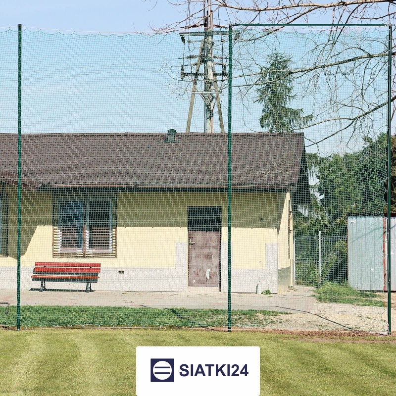 Piłkochwyt 6m - Słupki z siatką sznurkową o wymiarach 10x10cm i grubości 4mm, wysokość 6m Piłkochwyt 6m - Słupki z siatką sznurkową o wymiarach 10x10cm i grubości 4mm, wysokość 6m - sklep Siatki24.eu - zdjęcie 1
