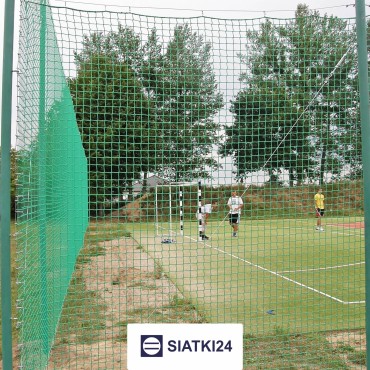 Piłkochwyt 4m - Słupy i siatka piłkochwytowa z oczkami 8x8 cm i grubością 5 mm