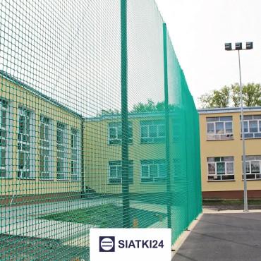 Piłkochwyt 4m - Słupy i siatka z oczkami 4,5x4,5cm o grubości 3mm do piłkochwytu