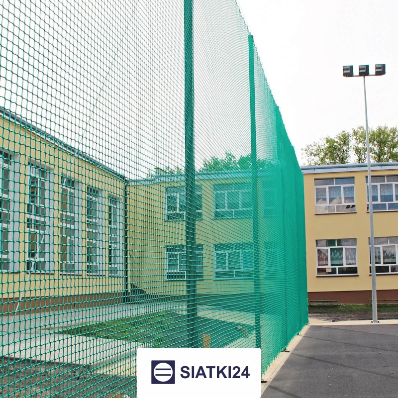 Piłkochwyt 4m - Słupy i siatka z oczkami 4,5x4,5cm o grubości 3mm do piłkochwytu Piłkochwyt 4m - Słupy i siatka z oczkami 4,5x4,5cm o grubości 3mm do piłkochwytu - sklep Siatki24.eu - zdjęcie 1