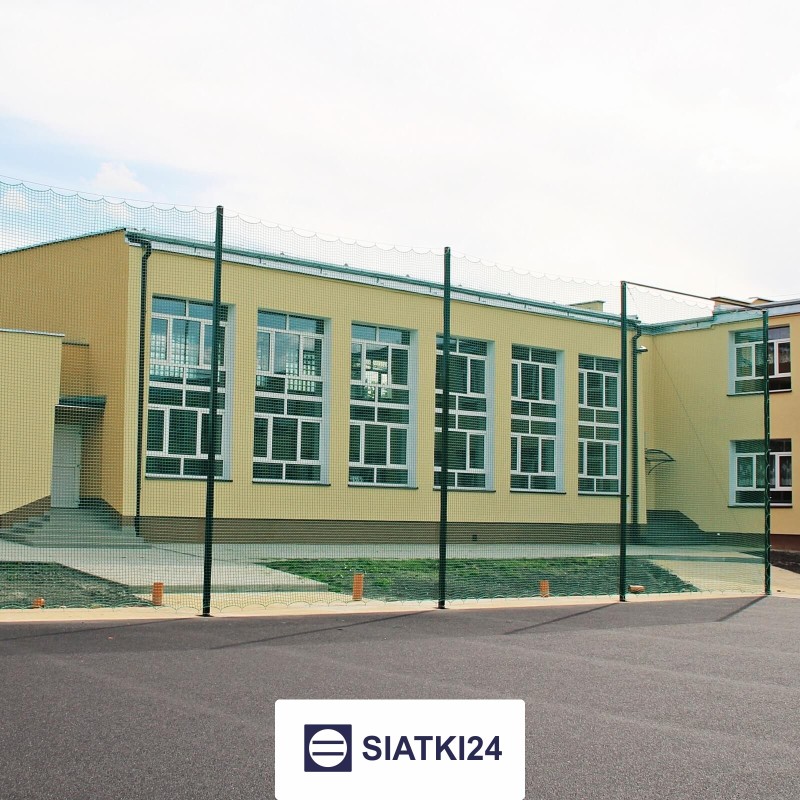 Piłkochwyt 5m - Słupy i siatka na piłkochwyt z oczkami 4,5x4,5cm i grubością sznurka 4mm o wysokości 5m  - sklep Siatki24.eu - zdjęcie 1