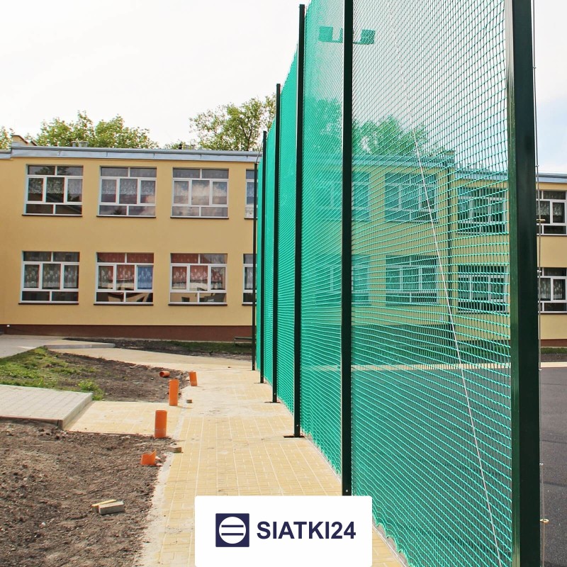 Piłkochwyt 5m - Słupy i siatka z oczkiem 4,5x4,5 cm, grubości 3 mm dla piłkochwytu Piłkochwyt 5m - Słupy i siatka z oczkiem 4,5x4,5 cm, grubości 3 mm dla piłkochwytu - sklep Siatki24.eu - zdjęcie 1
