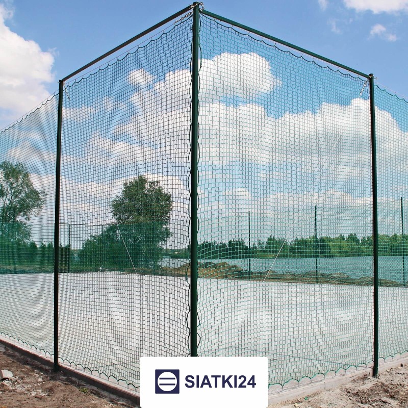 Ogrodzenie boiska 4m wys. z słupami i siatką 10x10cm o grubości 5mm Ogrodzenie boiska 4m wys. z słupami i siatką 10x10cm o grubości 5mm - sklep Siatki24.eu - zdjęcie 1