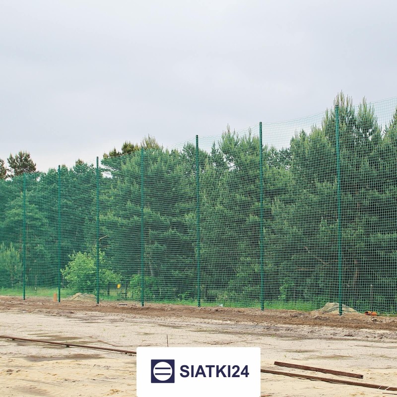 Ogrodzenie boiska 5m wys. z słupami i siatką 8x8cm o grubości 6mm  - sklep Siatki24.eu - zdjęcie 1