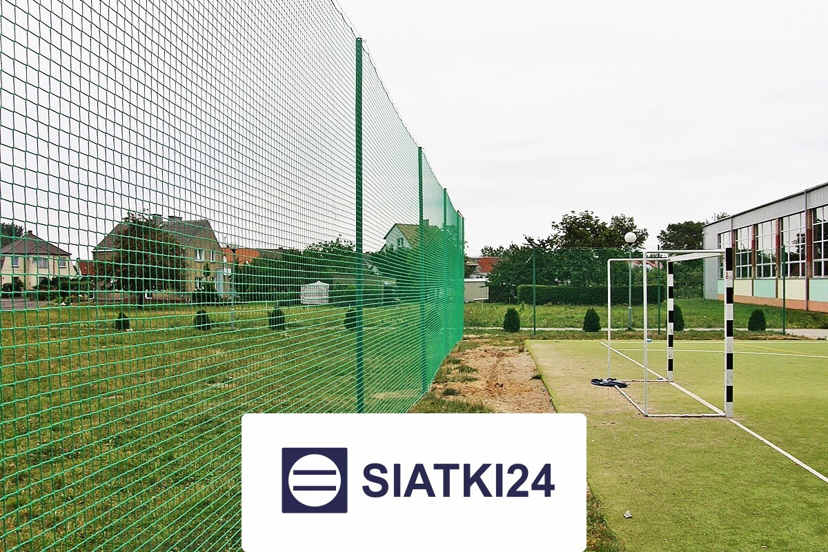   Siatki24.eu - Siatka do ogrodzeń boisk o wymiarach oczka 8x8 cm z zestawem słupków na wysokość 4 m, grubość siatki 5 mm 