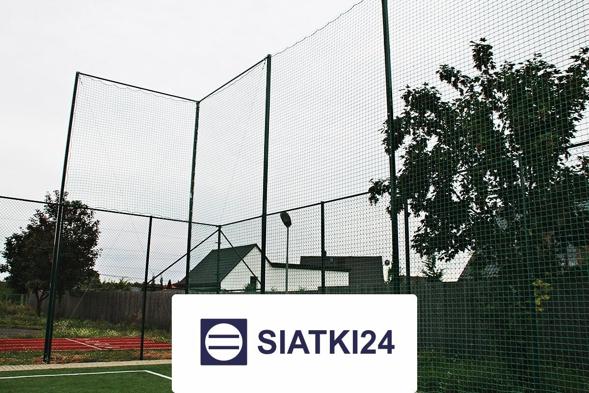 Ogrodzenia boiskowe siatkowe na wymiar, o wysokości 6m ze słupami, siatką 4,5x4,5cm i grubością 3mm Siatki24.eu - Ogrodzenia boiskowe siatkowe na wymiar, o wysokości 6m ze słupami, siatką 4,5x4,5cm i grubością 3mm