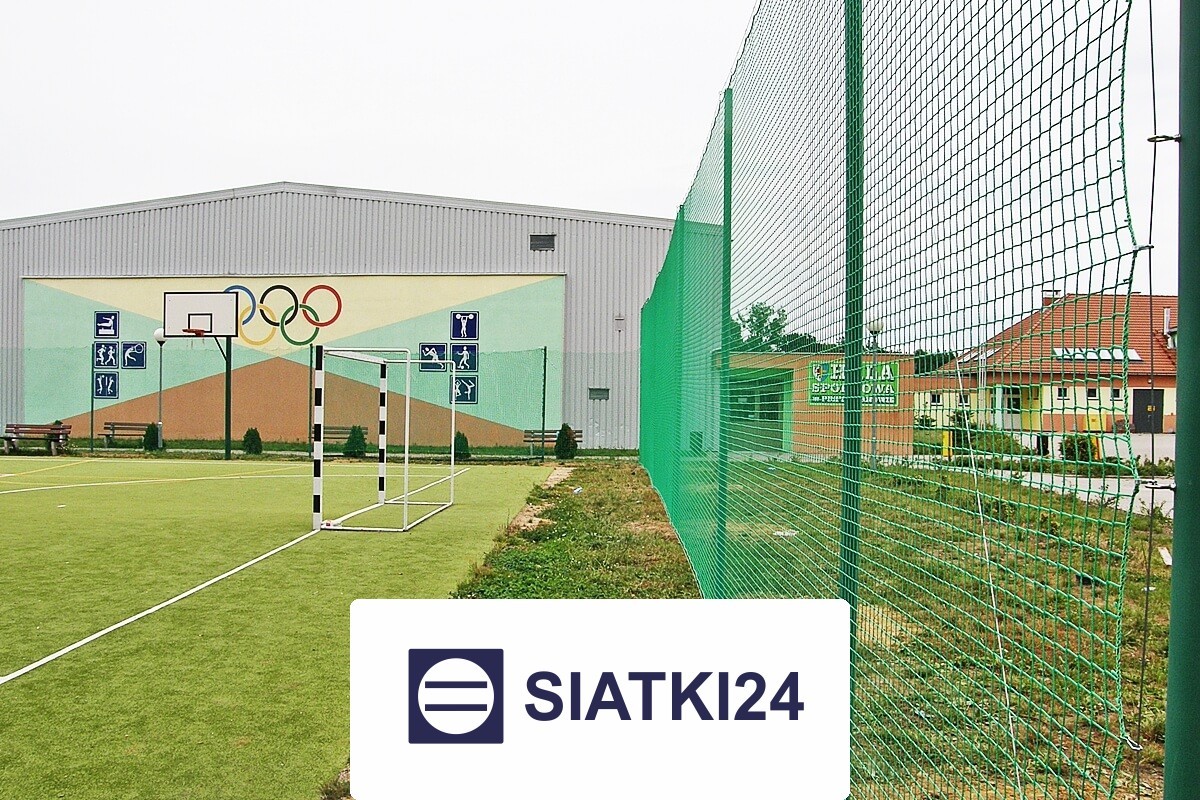   Siatki24.eu - Ogrodzenie boiska szkolnego - siatka ochronna na wymiar, wykonana z wytrzymałego tworzywa. 