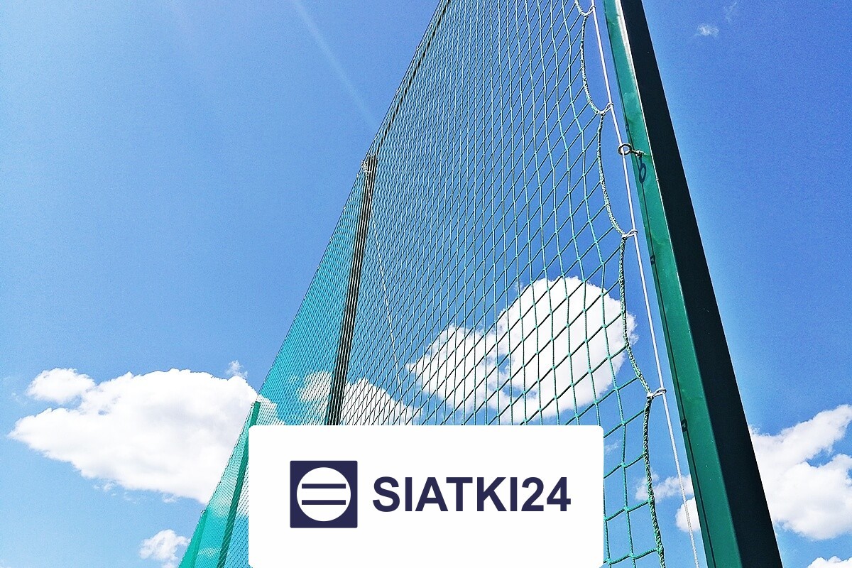Skuteczny piłkochwyt o wysokości 5m, najczęściej stosowany jako solidne zabezpieczenie boiska. Siatki24.eu - Skuteczny piłkochwyt o wysokości 5m, najczęściej stosowany jako solidne zabezpieczenie boiska.