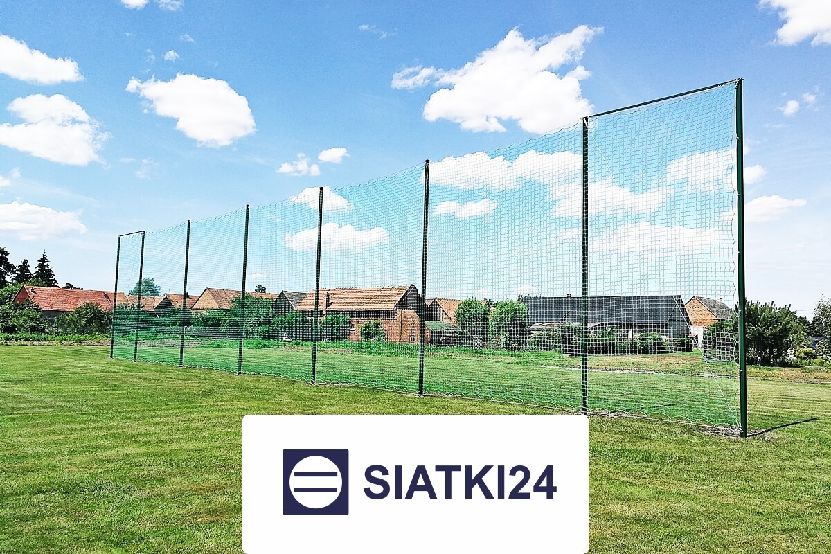 Ogrodzenie boiska piłkarskiego do zabezpieczenia siatką odbijającą piłki Siatki24.eu - Ogrodzenie boiska piłkarskiego do zabezpieczenia siatką odbijającą piłki