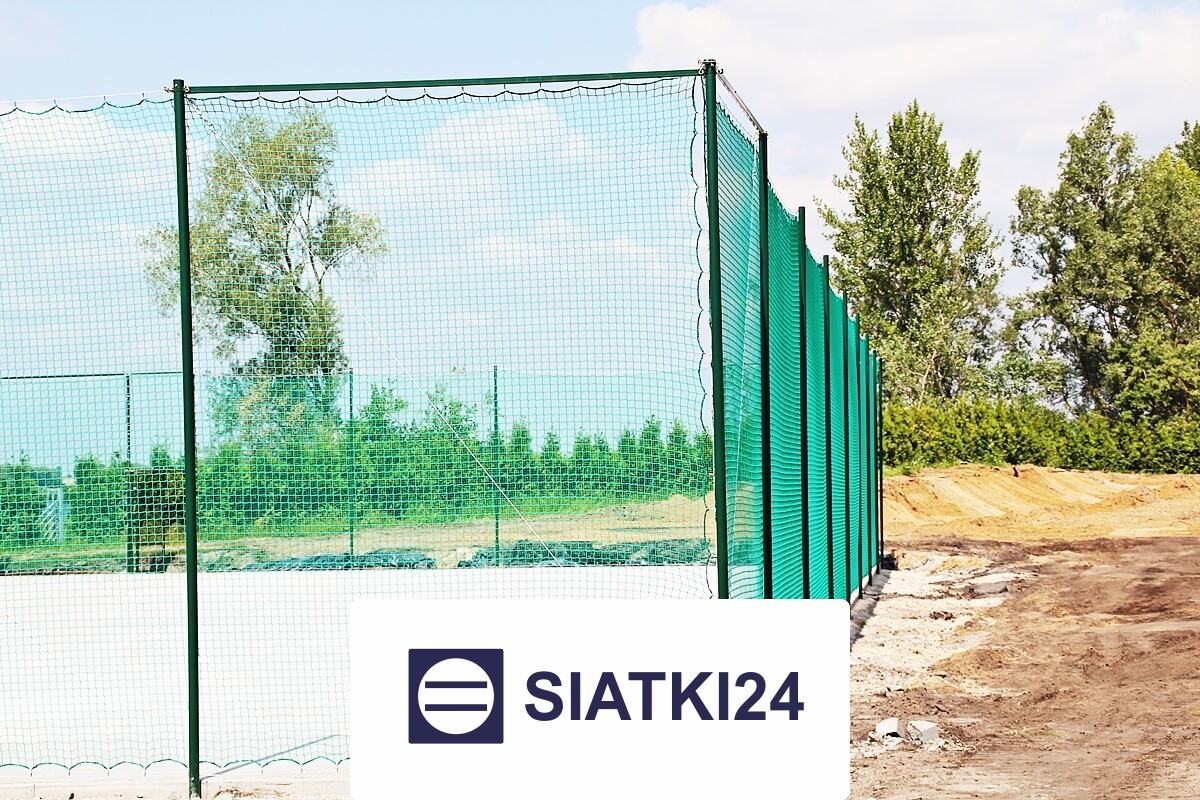   Siatki24.eu - Ogrodzenia boisk — siatkowe, o wysokości 4 metrów, ze słupami i mocną siatką 10x10cm 