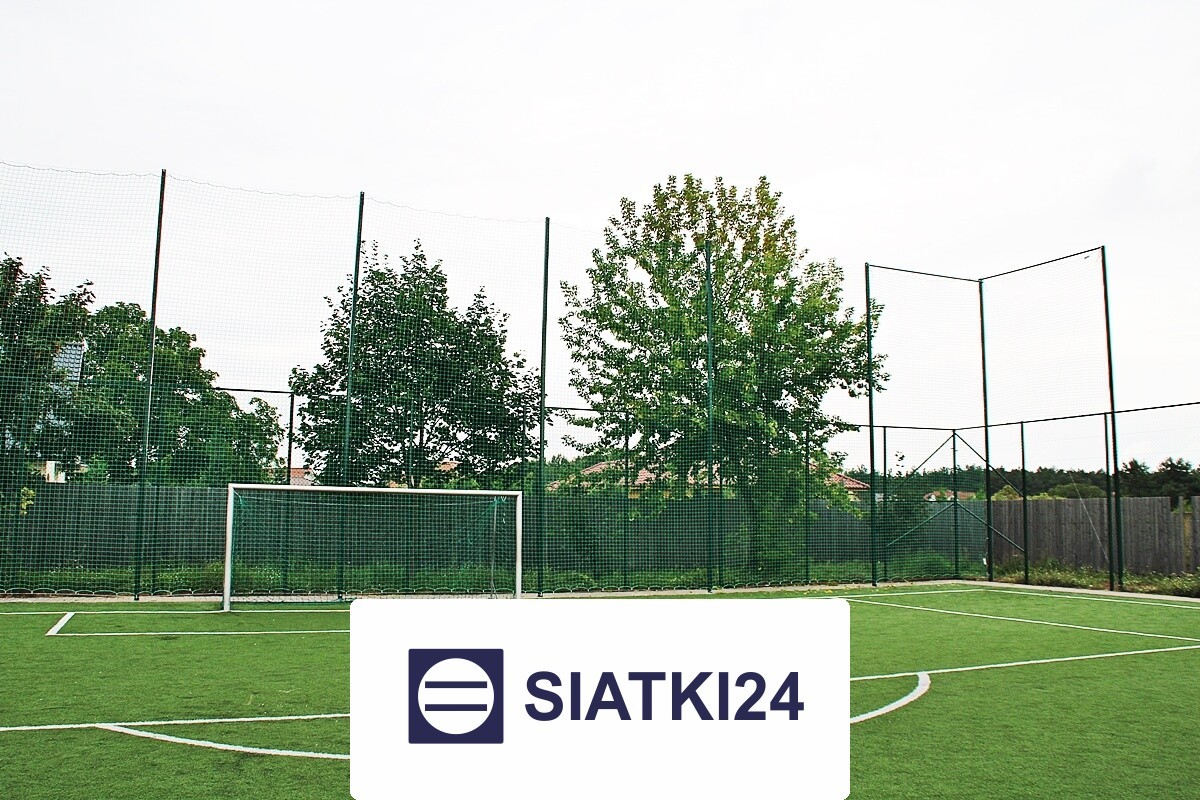   Siatki24.eu - Siatka do ogrodzeń boisk o wymiarach oczka 8x8 cm z zestawem słupków na wysokość 4 m, grubość siatki 5 mm 