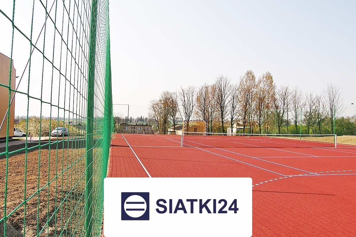   Siatki24.eu - Siatka zabezpieczająca do ogrodzeń boisk o wysokości 5 metrów z mocnymi słupami i oczkami 4,5x4,5 cm, grubość 3 mm – wytrzymałe 