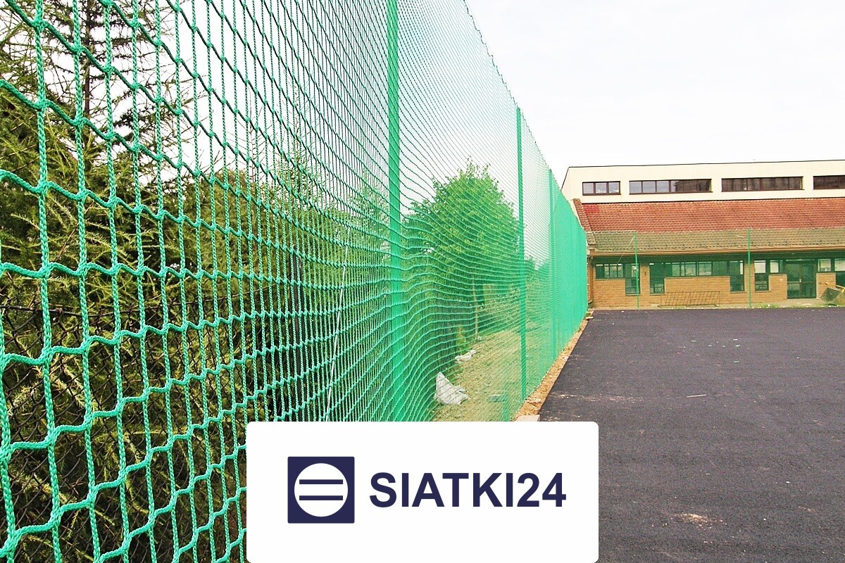   Siatki24.eu - Ogrodzenia boisk z siatką ochronną o oczku 5mm, wymiary 10x10cm, wysokość 5m 