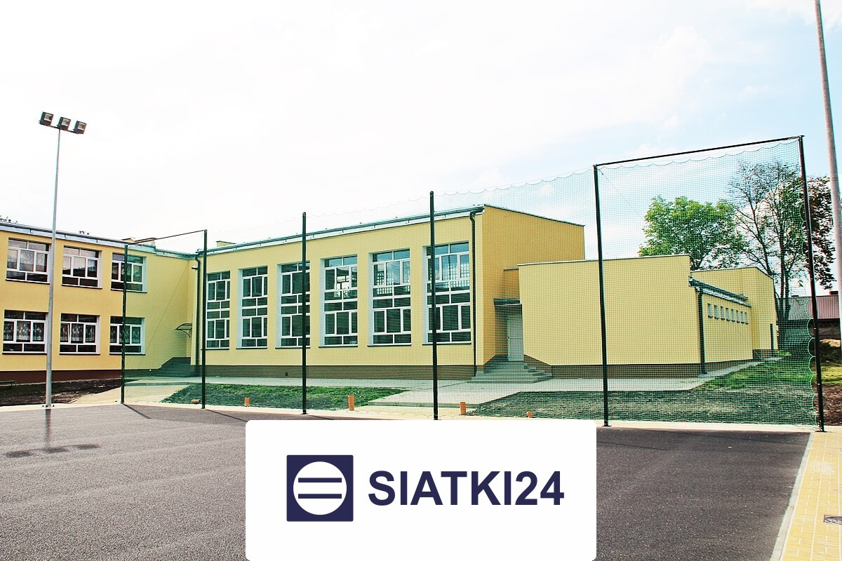 Ogrodzenia boiskowe siatkowe na wymiar, w tym o wysokości 5m ze słupami i siatką o oczkach 4,5x4,5cm oraz grubości 4mm Siatki24.eu - Ogrodzenia boiskowe siatkowe na wymiar, w tym o wysokości 5m ze słupami i siatką o oczkach 4,5x4,5cm oraz grubości 4mm