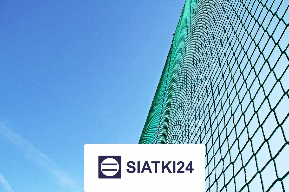  Siatki24.eu - Solidne piłkochwyty do obiektów sportowych: słupy z siatką 4,5x4,5cm o grubości 4mm i wysokości 6m 