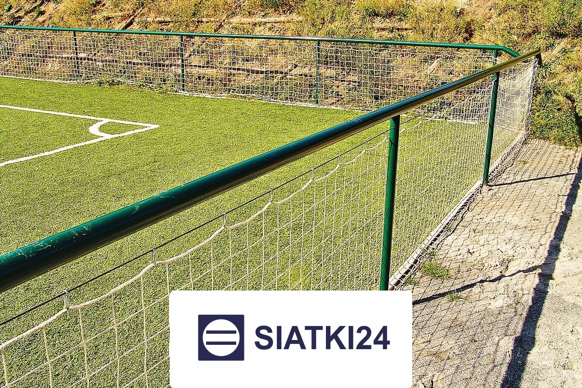   Siatki24.eu - Ogrodzenia boiskowe do ochrony, siatkowe o wysokości 5m z wytrzymałymi słupami i gęstą siatką 6x6cm 