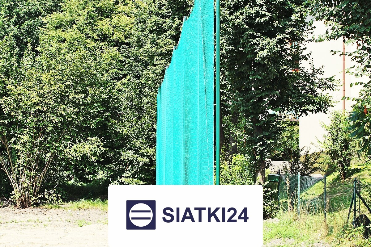 Siatka z piłkochwytem dla szkół — wyprodukowana na wymiar jako elastyczna siatka ochronna do zabezpieczenia boiska Siatki24.eu - Siatka z piłkochwytem dla szkół — wyprodukowana na wymiar jako elastyczna siatka ochronna do zabezpieczenia boiska