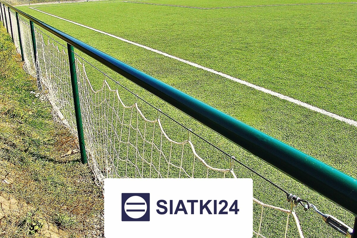   Siatki24.eu - Ogrodzenia boisk w postaci słupków z siatką o oczkach 8x8 cm, grubości 6 mm i wysokości 5 m 