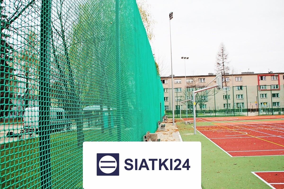   Siatki24.eu - Ogrodzenia boiskowe na wymiar, w tym siatkowe o wysokości 4m z słupami i oczkiem 10x10cm, grubość 5mm 