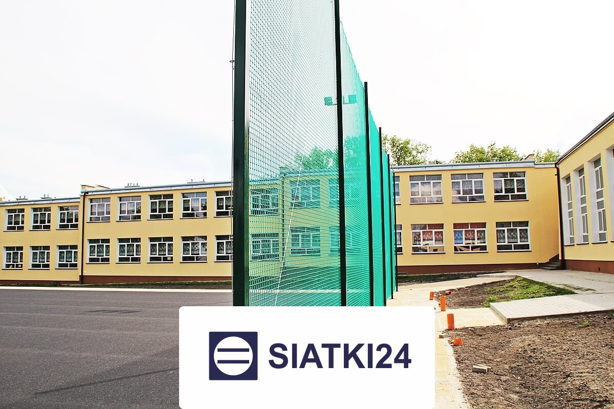 Ogrodzenia boisk w postaci słupków z siatką o oczkach 8x8 cm, grubości 6 mm i wysokości 5 m Siatki24.eu - Ogrodzenia boisk w postaci słupków z siatką o oczkach 8x8 cm, grubości 6 mm i wysokości 5 m