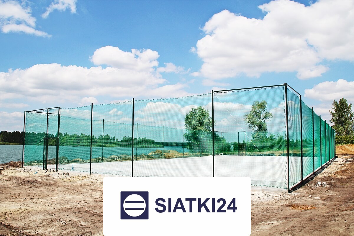 Ogrodzenia boiskowe siatkowe na wymiar, w tym o wysokości 5m ze słupami i siatką o oczkach 4,5x4,5cm oraz grubości 4mm Siatki24.eu - Ogrodzenia boiskowe siatkowe na wymiar, w tym o wysokości 5m ze słupami i siatką o oczkach 4,5x4,5cm oraz grubości 4mm