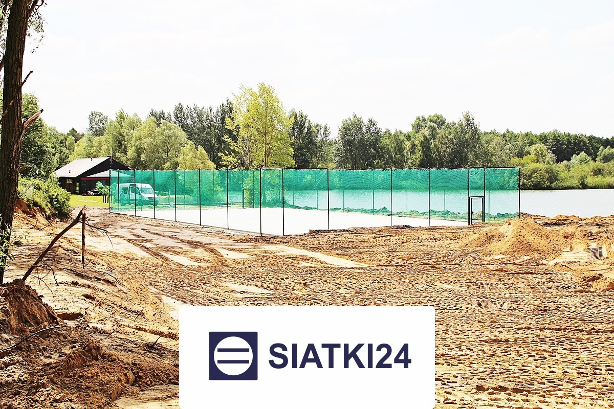 Siatka ogrodzeniowa do zabezpieczenia ogrodzeń boisk, o wysokości 6 m z słupami, oczka 10x10 cm, grubość 4 mm, wyprodukowana z t Siatki24.eu - Siatka ogrodzeniowa do zabezpieczenia ogrodzeń boisk, o wysokości 6 m z słupami, oczka 10x10 cm, grubość 4 mm, wyprodukowana z t