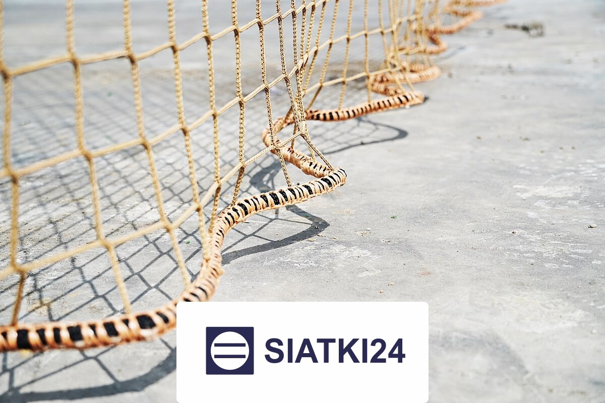   Siatki24.eu - Zadaszenie z siatki placu do zabezpieczenia lekkich towarów 