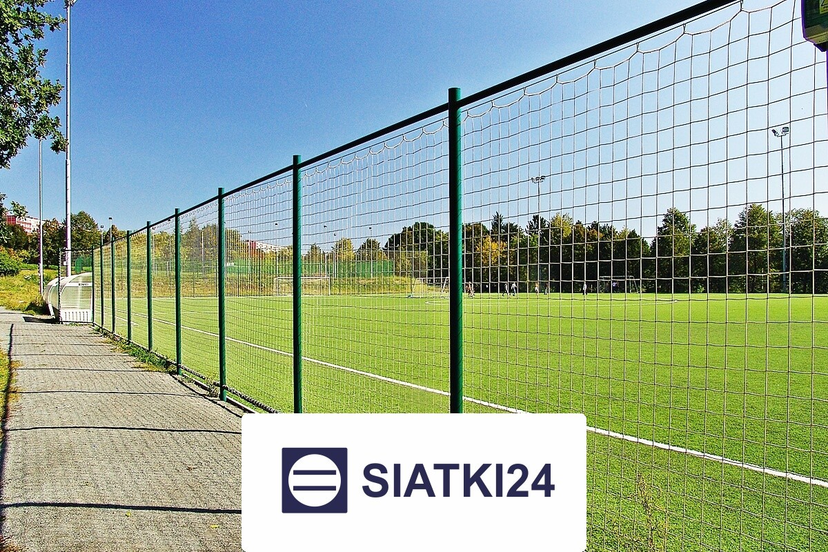   Siatki24.eu - Siatka zabezpieczająca do ogrodzeń boisk o wysokości 5 metrów z mocnymi słupami i oczkami 4,5x4,5 cm, grubość 3 mm – wytrzymałe 