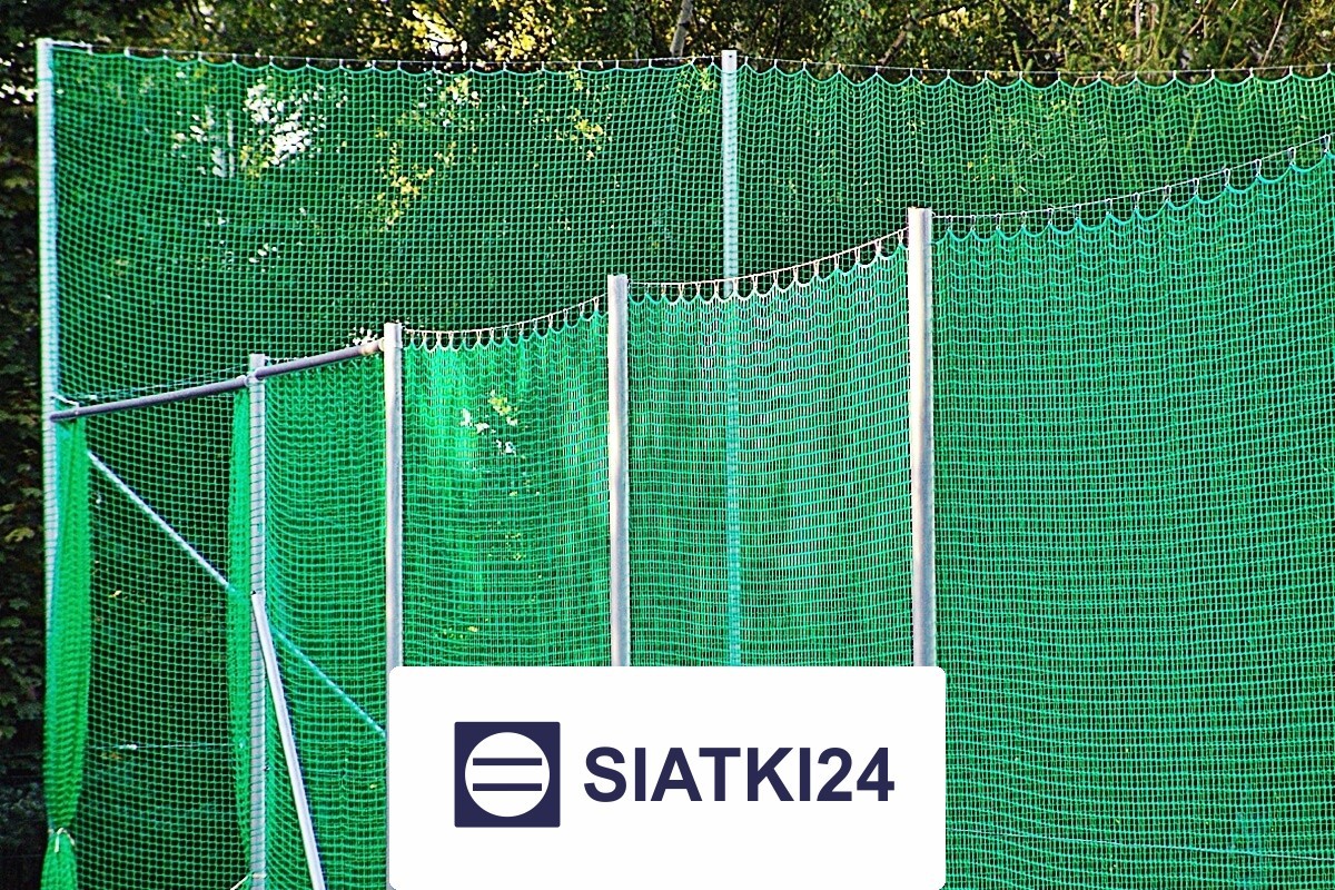 Siatka zabezpieczająca do ogrodzeń boisk o wysokości 5 metrów z mocnymi słupami i oczkami 4,5x4,5 cm, grubość 3 mm – wytrzymałe Siatki24.eu - Siatka zabezpieczająca do ogrodzeń boisk o wysokości 5 metrów z mocnymi słupami i oczkami 4,5x4,5 cm, grubość 3 mm – wytrzymałe