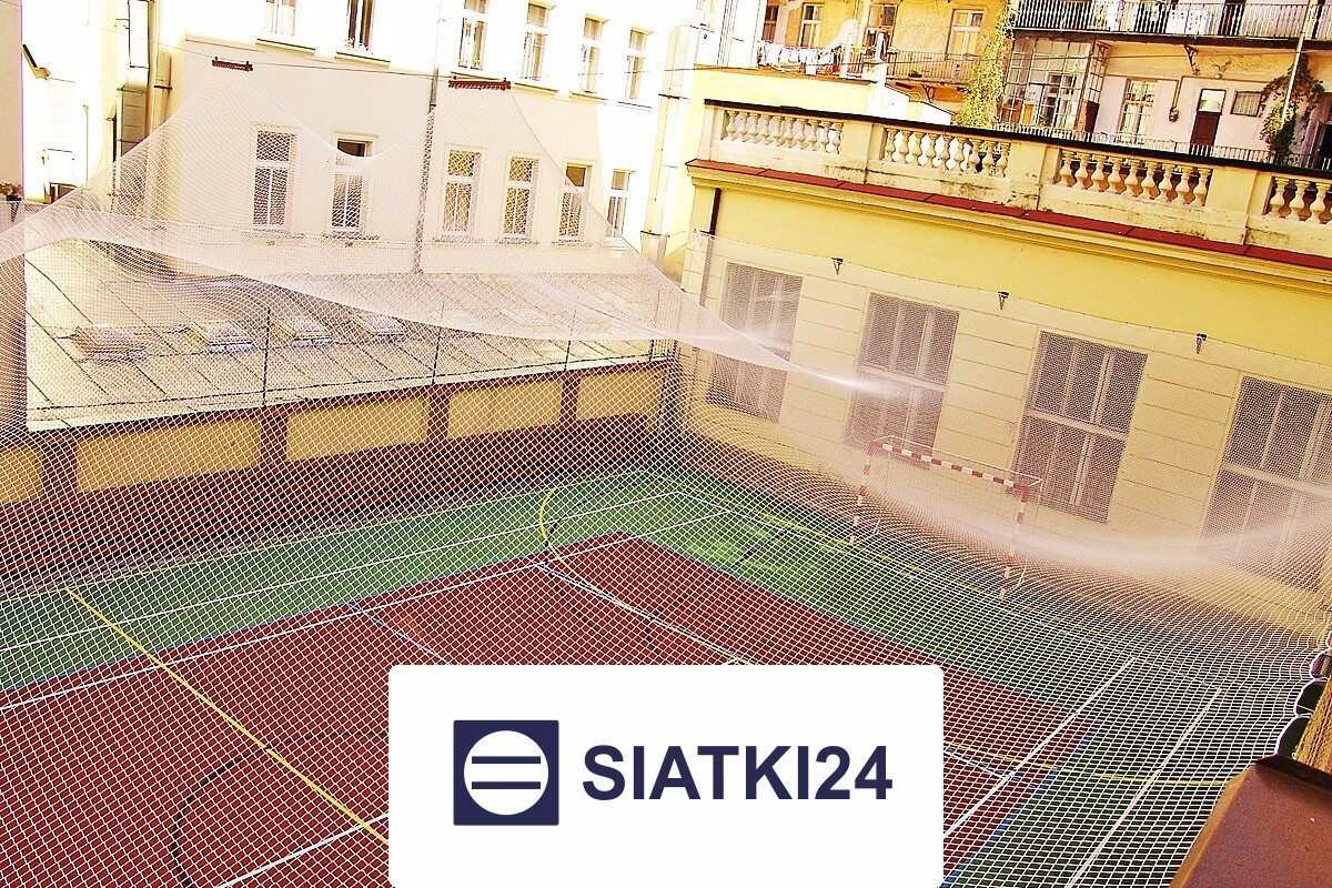 Siatka do ogrodzeń boisk o wymiarach oczka 8x8 cm z zestawem słupków na wysokość 4 m, grubość siatki 5 mm Siatki24.eu - Siatka do ogrodzeń boisk o wymiarach oczka 8x8 cm z zestawem słupków na wysokość 4 m, grubość siatki 5 mm