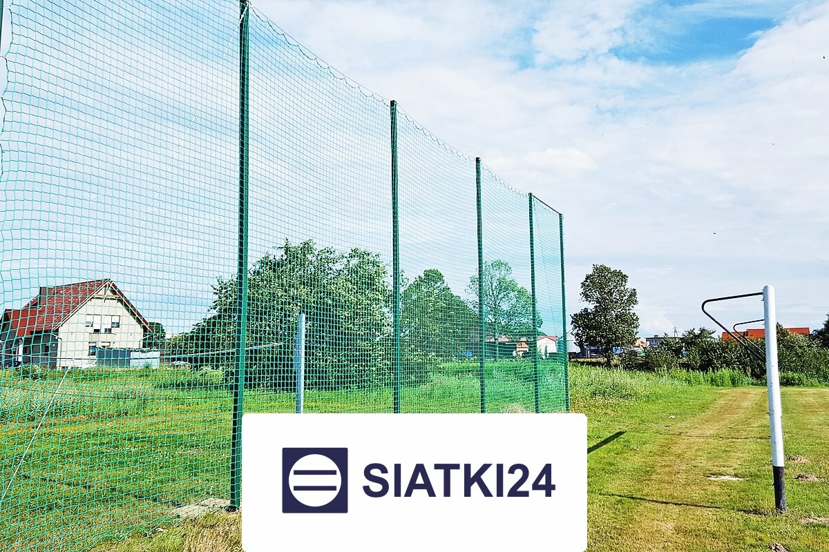 Piłkochwyt o wysokości 5m z siatką o oczku 10x10cm i grubości 6mm – solidne i trwałe wykonawstwo Siatki24.eu - Piłkochwyt o wysokości 5m z siatką o oczku 10x10cm i grubości 6mm – solidne i trwałe wykonawstwo