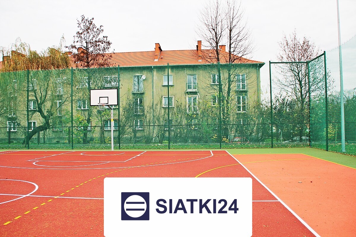 Ogrodzenie boiskowe siatkowe do zabezpieczenia terenu, wysokość 4m, słupy z siatką 8x8cm, grubość 6mm Siatki24.eu - Ogrodzenie boiskowe siatkowe do zabezpieczenia terenu, wysokość 4m, słupy z siatką 8x8cm, grubość 6mm