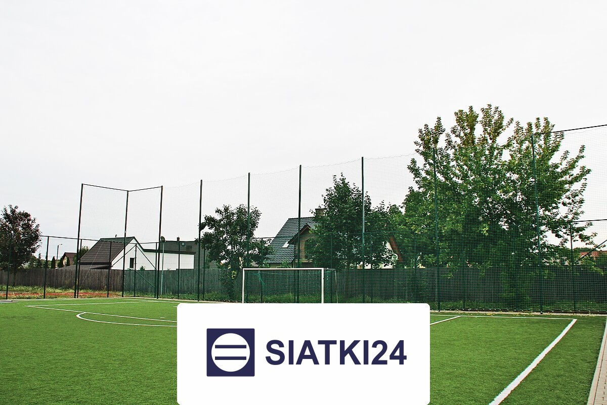 Piłkochwyt o wysokości 5m z siatką o grubości 4mm i oczkach 10x10cm — idealny do zabezpieczenia terenu przed piłkami Siatki24.eu - Piłkochwyt o wysokości 5m z siatką o grubości 4mm i oczkach 10x10cm — idealny do zabezpieczenia terenu przed piłkami