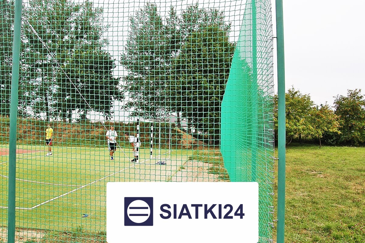 Ogrodzenia boiskowe na wymiar, w tym siatkowe o wysokości 4m z słupami i oczkiem 10x10cm, grubość 5mm Siatki24.eu - Ogrodzenia boiskowe na wymiar, w tym siatkowe o wysokości 4m z słupami i oczkiem 10x10cm, grubość 5mm