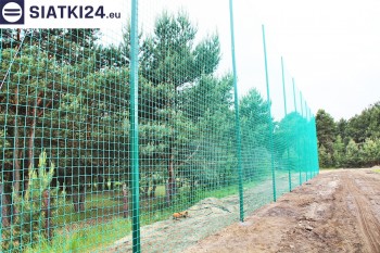  Zielone siatki ze sznurka na ogrodzeniu boiska orlika 