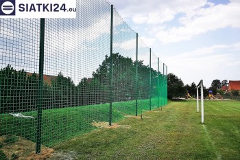  Zielone siatki ze sznurka na ogrodzeniu boiska orlika 