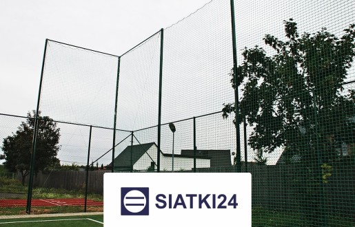 Ogrodzenia boiskowe siatkowe na wymiar, o wysokości 6m ze słupami, siatką 4,5x4,5cm i grubością 3mm Siatki24.eu - Ogrodzenia boiskowe siatkowe na wymiar, o wysokości 6m ze słupami, siatką 4,5x4,5cm i grubością 3mm