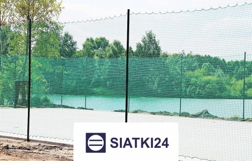 Słupki z siatką do zabezpieczenia ogrodzeń boisk, 10x10 cm, grubość 5 mm, wysokość 6 m Siatki24.eu - Słupki z siatką do zabezpieczenia ogrodzeń boisk, 10x10 cm, grubość 5 mm, wysokość 6 m
