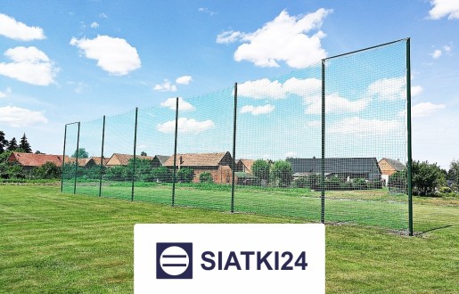 Ogrodzenie boiska piłkarskiego do zabezpieczenia siatką odbijającą piłki Siatki24.eu - Ogrodzenie boiska piłkarskiego do zabezpieczenia siatką odbijającą piłki