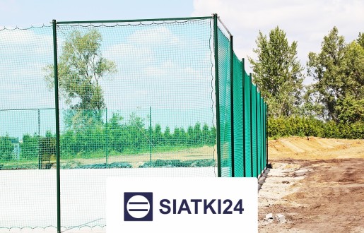   Siatki24.eu - Ogrodzenia boisk — siatkowe, o wysokości 4 metrów, ze słupami i mocną siatką 10x10cm 