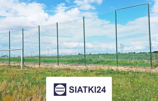 Piłkochwyty siatkowe na wymiar o wysokości 4 m z oczkami 8x8 cm i grubością 5 mm. Siatki24.eu - Piłkochwyty siatkowe na wymiar o wysokości 4 m z oczkami 8x8 cm i grubością 5 mm.