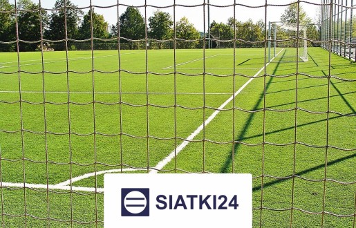 Ogrodzenia boiskowe siatkowe na wymiar, w tym o wysokości 5m ze słupami i siatką o oczkach 4,5x4,5cm oraz grubości 4mm Siatki24.eu - Ogrodzenia boiskowe siatkowe na wymiar, w tym o wysokości 5m ze słupami i siatką o oczkach 4,5x4,5cm oraz grubości 4mm