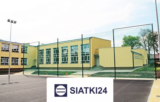 Ogrodzenia boiskowe siatkowe na wymiar, w tym o wysokości 5m ze słupami i siatką o oczkach 4,5x4,5cm oraz grubości 4mm Siatki24.eu - Ogrodzenia boiskowe siatkowe na wymiar, w tym o wysokości 5m ze słupami i siatką o oczkach 4,5x4,5cm oraz grubości 4mm