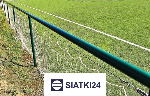   Siatki24.eu - Ogrodzenia boisk w postaci słupków z siatką o oczkach 8x8 cm, grubości 6 mm i wysokości 5 m 