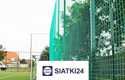 Skuteczny piłkochwyt o wysokości 5m, najczęściej stosowany jako solidne zabezpieczenie boiska. Siatki24.eu - Skuteczny piłkochwyt o wysokości 5m, najczęściej stosowany jako solidne zabezpieczenie boiska.