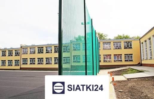 Ogrodzenia boisk w postaci słupków z siatką o oczkach 8x8 cm, grubości 6 mm i wysokości 5 m Siatki24.eu - Ogrodzenia boisk w postaci słupków z siatką o oczkach 8x8 cm, grubości 6 mm i wysokości 5 m