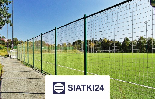   Siatki24.eu - Siatka zabezpieczająca do ogrodzeń boisk o wysokości 5 metrów z mocnymi słupami i oczkami 4,5x4,5 cm, grubość 3 mm – wytrzymałe 