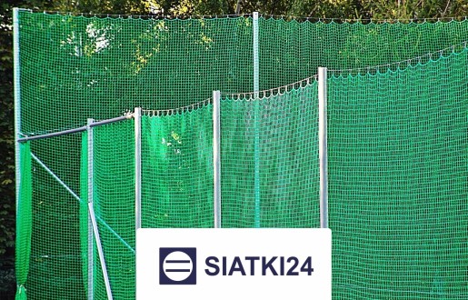 Siatka zabezpieczająca do ogrodzeń boisk o wysokości 5 metrów z mocnymi słupami i oczkami 4,5x4,5 cm, grubość 3 mm – wytrzymałe Siatki24.eu - Siatka zabezpieczająca do ogrodzeń boisk o wysokości 5 metrów z mocnymi słupami i oczkami 4,5x4,5 cm, grubość 3 mm – wytrzymałe