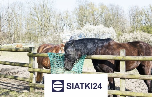 Siatka na siano dla koni, wykonana z grubej siatki o oczku 6x6 cm, dostępna w formie worka kwadratowego do przechowywania. Siatki24.eu - Siatka na siano dla koni, wykonana z grubej siatki o oczku 6x6 cm, dostępna w formie worka kwadratowego do przechowywania.